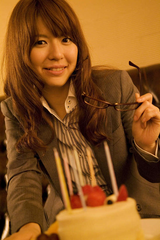 点心,东方人,一个人,站,笑,微笑,露齿笑,横图,室内,白天,正面,下午茶,蜡烛,亚洲,仅一个年轻女性,仅一个女性,仅一个人,一排,整齐,眼镜,食品,拿,拿着,黄种人,食物,糕点,排列,站着,队列,近视眼镜,年轻女性,女人,女性,亚洲人,站立,半身,彩图,蛋糕