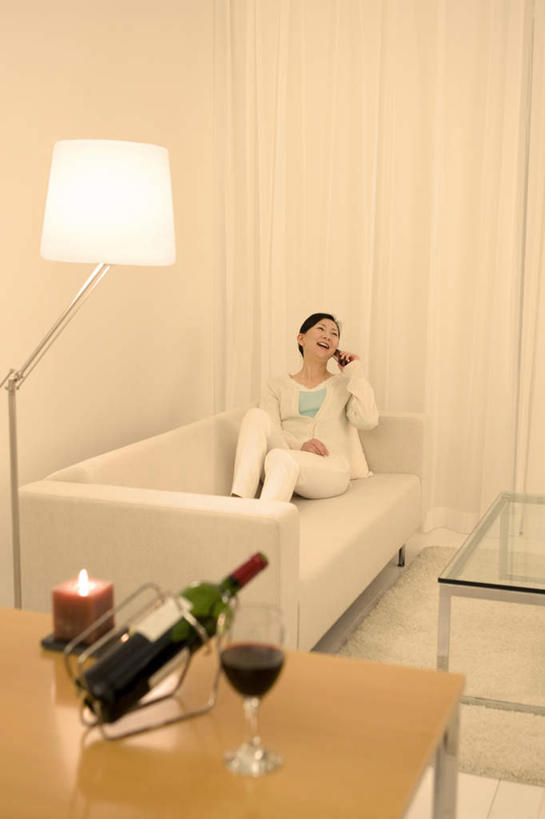 葡萄酒,东方人,一个人,客厅,坐,打电话,竖图,室内,白天,正面,餐桌,桌子,杯子,电话,蜡烛,手机,照明,亚洲,仅一个年轻女性,仅一个女性,仅一个人,朦胧,模糊,高脚杯,火焰,烛光,灯光,红酒杯,酒类,燃烧,拿,拿着,黄种人,通讯设备,玻璃制品,灯,酒,饮料,两个,酒杯,灯具,落地灯,点燃,餐台,照亮,起居室,照明设备,交流,年轻女性,女人,女性,亚洲人,玻璃杯,沟通,通话,坐着,半身,彩图