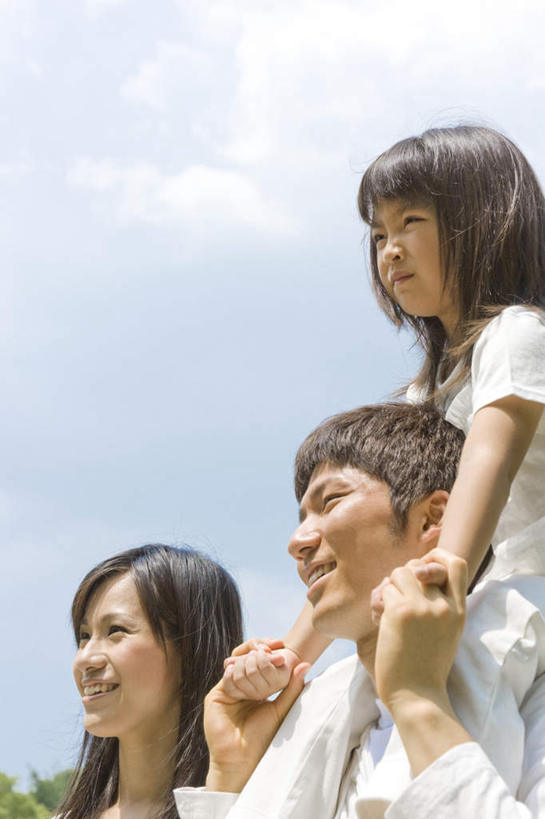 东方人,儿童,三个人,家庭,夫妻,母亲,父亲,女儿,站,笑,微笑,露齿笑,竖图,室外,白天,仰视,爱情,旅游,度假,纯洁,树林,植物,亚洲,云,云朵,浪漫,云彩,注视,黄种人,娱乐,树,树木,小孩,骑,蓝色,绿色,白云,蓝天,天空,自然,天,观察,看,扛,站着,享受,休闲,温暖,温馨,父女,母女,三口之家,一家人,恩爱,放松,父爱,可爱,母爱,童年,童趣,恋人,生长,晴朗,成长,观看,和睦,察看,关注,童真,烂漫,无邪,扛在肩上,骑在肩上,天真,男人,男性,年轻男性,年轻女性,女孩,女人,女性,亚洲人,孩子,年轻人,夫妇,情侣,晴空,站立,半身,彩图,低角度拍摄,伴侣,融洽,女生