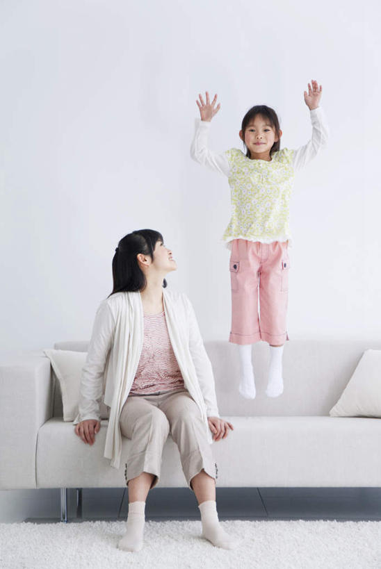 东方人,儿童,两个人,家庭,母亲,女儿,客厅,站,坐,跳,举,笑,微笑,露齿笑,竖图,室内,白天,正面,纯洁,地毯,沙发,亚洲,墙,扭头,注视,黄种人,墙壁,墙面,小孩,观察,看,托,站着,转头,温暖,温馨,母女,一家人,可爱,母爱,童年,童趣,观看,和睦,察看,起居室,关注,布艺沙发,童真,烂漫,无邪,天真,年轻女性,女孩,女人,女性,亚洲人,孩子,年轻人,举起,举手,举着,跳跃,向上举,向上伸,向上托,站立,坐着,彩图,全身,融洽,女生