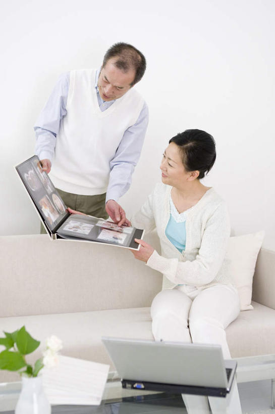 东方人,中年人,家庭,夫妻,客厅,坐,笑,微笑,露齿笑,竖图,俯视,室内,白天,爱情,电脑,笔记本电脑,植物,沙发,桌子,亚洲,握,网络,盆栽,相册,墙,盆景,浪漫,拿,拿着,注视,黄种人,通讯设备,墙壁,墙面,绿色,自然,观察,看,温暖,温馨,一家人,恩爱,握着,恋人,生长,成长,观看,和睦,察看,无线,起居室,关注,通信设备,无线网络,布艺沙发,无线上网,便携式电脑,手提电脑,男人,男性,女人,女性,中年男性,中年女性,亚洲人,夫妇,情侣,坐着,半身,彩图,高角度拍摄,伴侣,融洽