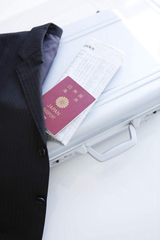 无人,竖图,俯视,室内,特写,白天,白色背景,西装,桌面,阴影,套装,正装,光线,英文,标志,拉杆箱,旅行箱,文字,影子,字符,字母,记事本,职业装,标识,一个,白色,阳光,本子,笔记本,行李箱,箱子,一件,摄影,影棚,单个,出差,英文字母,护照,彩图,高角度拍摄,影棚拍摄,旅行,拍摄