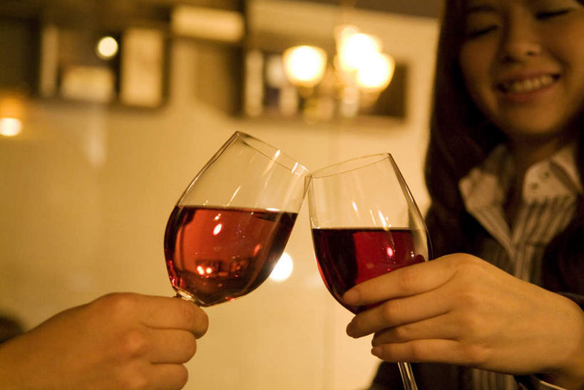 红酒,东方人,两个人,伙伴,同事,朋友,商务人士,商务女性,站,举,笑,微笑,露齿笑,横图,室内,白天,仰视,友谊,成功,合作,团队,集体,信心,杯子,照明,亚洲,握,套装,庆祝,高脚杯,墙,灯光,红酒杯,酒类,拿,拿着,黄种人,队伍,顶灯,墙壁,墙面,玻璃制品,灯,酒,饮料,酒杯,灯具,干杯,碰杯,托,站着,交际,友好,握着,照亮,庆贺,领导,照明设备,成就,礼仪,商务装,敬酒,合伙,领袖,工薪阶层,劝酒,友情,年轻女性,女人,女性,亚洲人,白领,上班族,玻璃杯,举起,举手,举着,向上举,向上伸,向上托,站立,半身,彩图,低角度拍摄