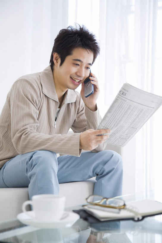 东方人,一个人,客厅,坐,举,笑,打电话,微笑,露齿笑,竖图,室内,白天,侧面,阅读,窗帘,沙发,桌子,报纸,杯子,电话,手机,亚洲,仅一个男性,仅一个人,握,学习,材料,瓷器,档案,文件,眼镜,咖啡杯,陶瓷制品,拿,拿着,注视,黄种人,通讯设备,仅一个年轻男性,资料,观察,看,托,浏览,握着,观看,察看,起居室,关注,文档,瓷杯,布艺沙发,交流,男人,男性,年轻男性,亚洲人,沟通,举起,举手,举着,通话,向上举,向上伸,向上托,坐着,彩图,全身