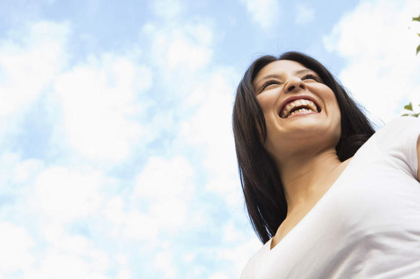 东方人,一个人,站,笑,微笑,露齿笑,横图,室外,白天,仰视,旅游,度假,叶子,亚洲,仅一个年轻女性,仅一个女性,仅一个人,云,云朵,绿叶,云彩,注视,黄种人,娱乐,蓝色,绿色,白云,蓝天,天空,天,看,站着,张嘴,享受,休闲,嫩叶,放松,晴朗,关注,张大嘴巴,年轻女性,女人,女性,亚洲人,叶,叶片,晴空,张开嘴,抬头,仰头,站立,半身,彩图,低角度拍摄