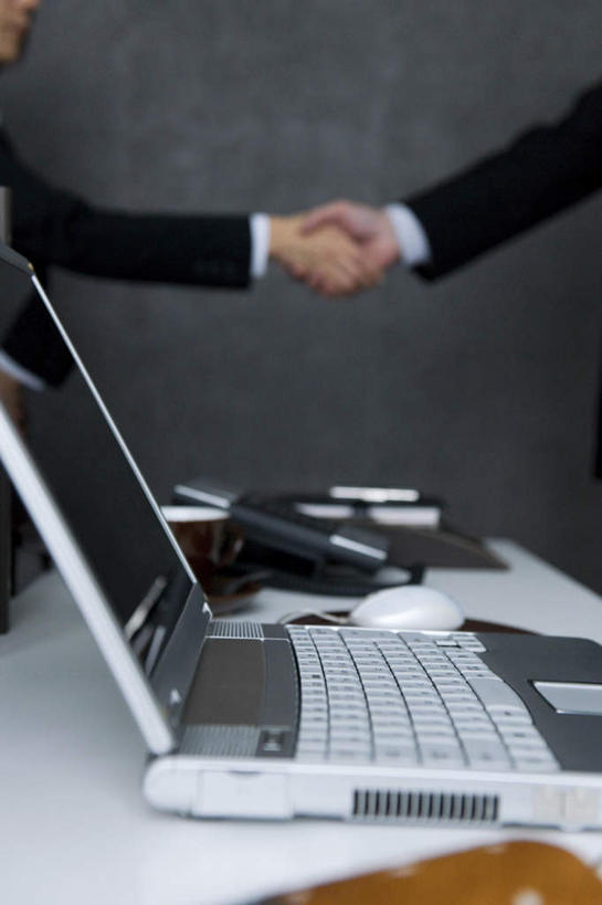 东方人,两个人,伙伴,同事,朋友,商务人士,商务男性,商务女性,办公室,站,握手,竖图,室内,白天,侧面,衬衫,友谊,成功,合作,团队,集体,信心,计算器,电脑,笔记本电脑,鼠标,桌子,亚洲,套装,计算,科学,网络,墙,办公用品,记事本,领带,黄种人,输入设备,通讯设备,队伍,墙壁,墙面,本子,笔记本,站着,战略,理财,财务,无线,领导,成就,数学,通信设备,商务装,无线网络,合伙,领袖,无线上网,便携式电脑,工薪阶层,联合,合谋,配合,协作,手提电脑,男人,男性,年轻男性,年轻女性,女人,女性,亚洲人,年轻人,白领,上班族,搀手,拉手,手搀手,手拉手,手牵手,手握手,站立,半身,彩图,衬衣