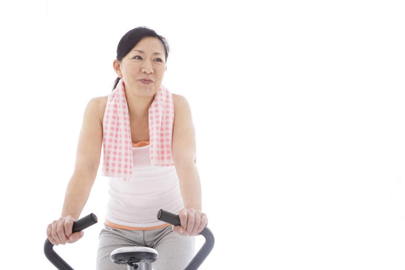 东方人,一个人,健身房,坐,笑,微笑,露齿笑,横图,室内,白天,正面,锻炼,运动,自行车,亚洲,仅一个年轻女性,仅一个女性,仅一个人,握,扭头,注视,黄种人,娱乐,运动器械,脚踏车,骑,毛巾,观察,看,转头,享受,休闲,健身器械,放松,搭,握着,观看,察看,搭着,关注,健身器材,室内运动,动感单车,动感自行车,体育,年轻女性,女人,女性,亚洲人,坐着,半身,彩图,健身,健身馆,运动器材