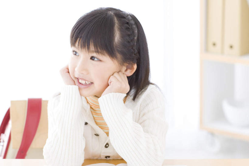 东方人,儿童,一个人,坐,笑,微笑,露齿笑,横图,室内,白天,正面,纯洁,柜子,桌子,椅子,亚洲,仅一个女性,仅一个人,撑,包,书包,墙,记事本,托腮,注视,黄种人,墙壁,墙面,小孩,背包,本子,笔记本,橱柜,观察,看,托,仅一个小孩,可爱,童年,童趣,观看,察看,关注,托下巴,童真,烂漫,无邪,天真,女孩,女人,女性,亚洲人,孩子,坐着,半身,彩图,双肩包,女生