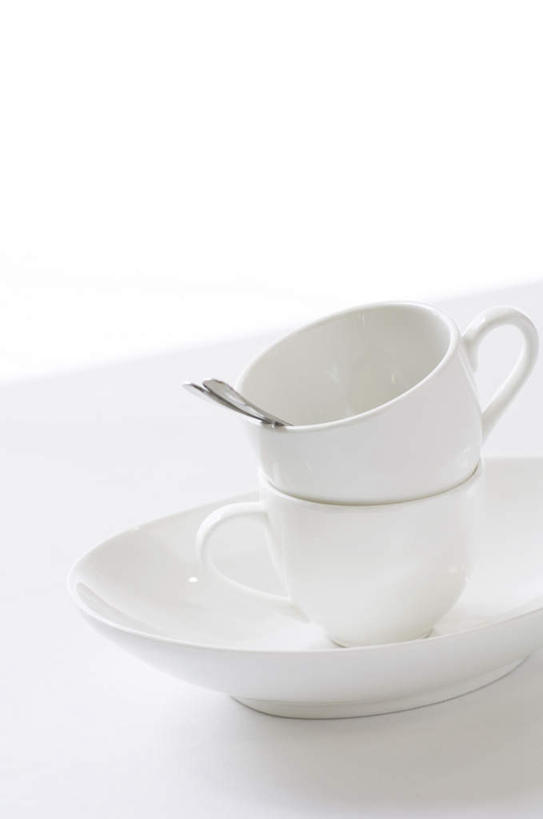 无人,竖图,俯视,室内,特写,白天,白色背景,桌面,桌子,杯子,餐具,一堆,阴影,堆叠,堆积,反射,瓷器,碟子,盘,影子,勺子,咖啡杯,陶瓷制品,白色,盘子,调羹,碟,汤匙,摄影,影棚,堆,瓷杯,彩图,高角度拍摄,影棚拍摄,拍摄