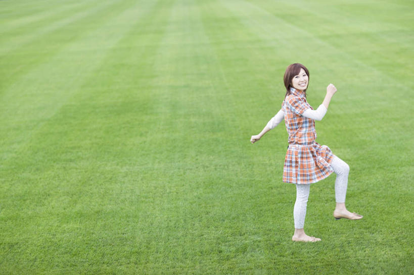 东方人,一个人,走,跳,举,笑,微笑,露齿笑,横图,室外,白天,侧面,旅游,度假,草地,草坪,植物,亚洲,仅一个年轻女性,仅一个女性,仅一个人,扭头,抬腿,注视,黄种人,娱乐,草,绿色,观察,看,托,转头,享受,休闲,放松,观看,察看,关注,年轻女性,女人,女性,亚洲人,步行,举起,举手,举着,散步,跳跃,向上举,向上伸,向上托,走路,彩图,全身