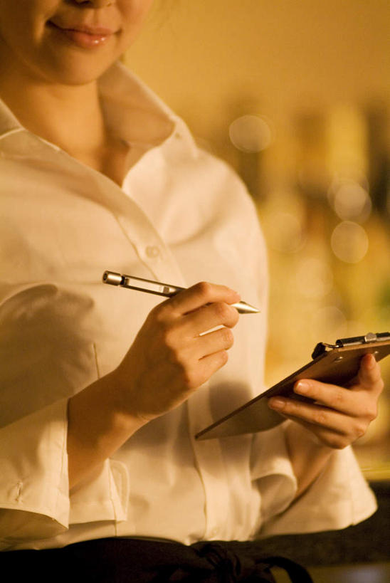 东方人,一个人,服务员,餐厅,站,举,笑,微笑,竖图,室内,白天,侧面,亚洲,仅一个年轻女性,仅一个女性,仅一个人,握,阴影,朦胧,模糊,光线,笔,围裙,影子,办公用品,记事本,拿,拿着,黄种人,文具,阳光,本子,笔记本,学习用品,托,站着,握着,文具用品,年轻女性,女人,女性,亚洲人,服务生,侍者,举起,举手,举着,向上举,向上伸,向上托,站立,半身,彩图,餐馆,饭店,饭馆