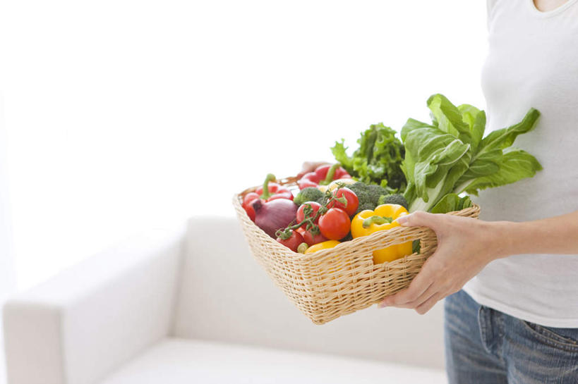 东方人,一个人,客厅,站,举,横图,俯视,室内,白天,沙发,菠菜,洋葱,亚洲,仅一个年轻女性,仅一个女性,仅一个人,一张,握,篮子,花菜,花椰菜,生菜,莴苣,西兰花,拿,拿着,黄种人,托,站着,握着,起居室,布艺沙发,春菜,鹅仔菜,莴仔菜,千金菜,叶用莴苣,年轻女性,女人,女性,亚洲人,圆葱,鹦鹉菜,洋葱头,鼠根菜,球葱,角菜,红嘴绿鹦哥,赤根菜,菠薐菜,波斯草,举起,举手,举着,向上举,向上伸,向上托,站立,半身,彩图,高角度拍摄