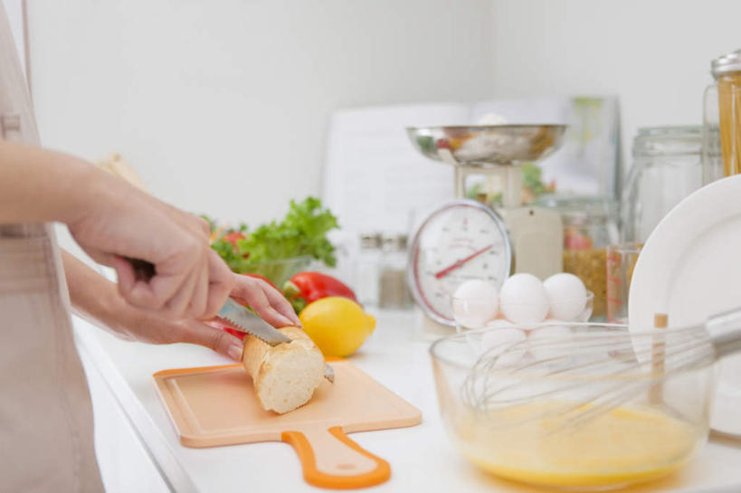 东方人,一个人,站,横图,俯视,室内,白天,仪器,厨房,柠檬,萝卜,胡萝卜,西红柿,杯子,金属制品,亚洲,仅一个年轻女性,仅一个女性,仅一个人,握,金属,工具,墙,生菜,莴苣,蛋,案板,刀具,拿,拿着,黄种人,鸭蛋,墙壁,墙面,玻璃制品,砧板,水杯,搅拌器,刀,切,站着,握着,衡量,菜刀,计量,台秤,衡器,春菜,鹅仔菜,莴仔菜,千金菜,卵,鸭卵,切菜刀,叶用莴苣,年轻女性,女人,女性,亚洲人,玻璃杯,秤,益母果,柠果,红萝卜,甘荀,番茄,站立,半身,彩图,高角度拍摄,灶间