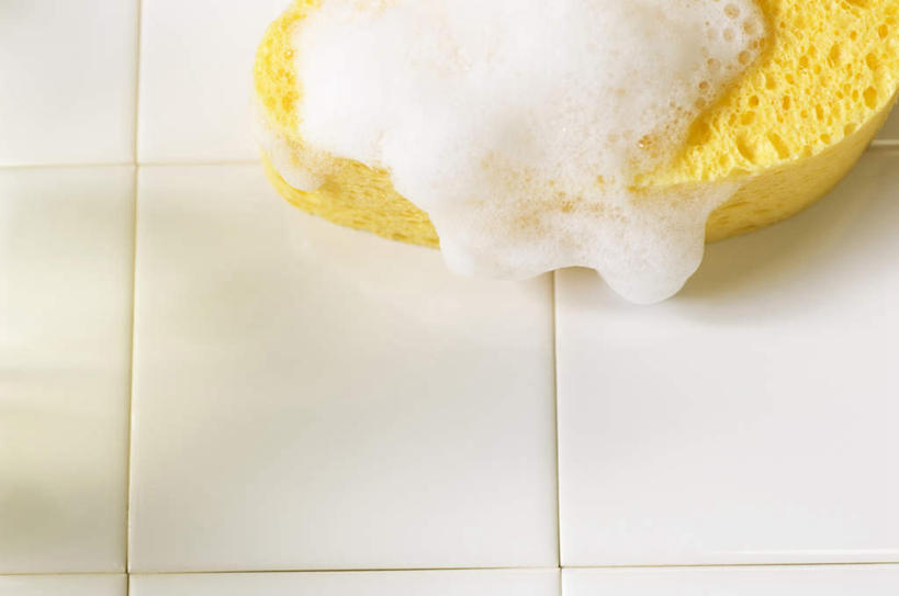 无人,横图,俯视,室内,白天,化妆,美容,卫生间,浴室,护肤,阴影,光线,瓷砖,地砖,海绵,泡沫,影子,地面,阳光,清洁,保养,享受,休闲,放松,保健,养颜,洗脸海绵,洗脸扑,洗脸绵,淋浴房,彩图,高角度拍摄,冲凉房,沐浴间,沐浴室