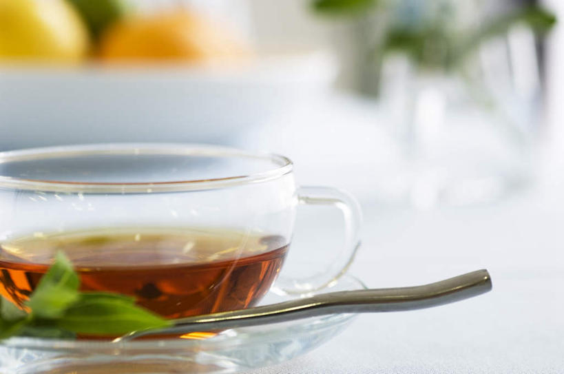 无人,横图,俯视,室内,特写,白天,幸福,茶,桌子,杯子,餐具,叶子,朦胧,模糊,碟子,盘,勺子,茶叶,绿叶,饮品,娱乐,盘子,水杯,调羹,碟,汤匙,花茶,享受,休闲,温馨,嫩叶,放松,乐趣,保健,养生,花草茶,舒适,香花茶,香片,熏花茶,叶,叶片,茶杯,彩图,高角度拍摄