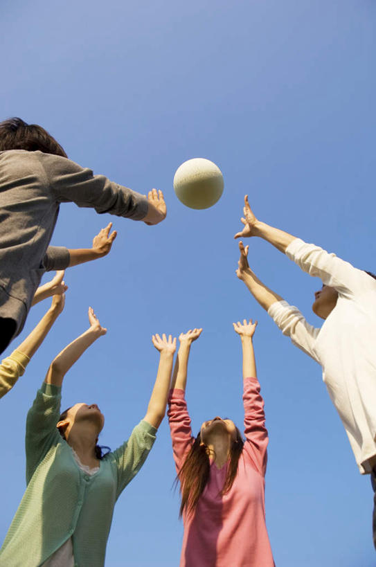 东方人,四个人,伙伴,朋友,站,举,竖图,室外,白天,仰视,锻炼,旅游,度假,友谊,运动,排球,亚洲,阴影,光线,影子,注视,黄种人,娱乐,蓝色,蓝天,天空,阳光,天,看,托,站着,享受,休闲,放松,晴朗,关注,万里无云,体育,友情,男人,男性,年轻男性,年轻女性,女人,女性,亚洲人,晴空,晴空万里,举起,举手,举着,抬头,向上举,向上伸,向上托,仰头,站立,半身,彩图,低角度拍摄,健身