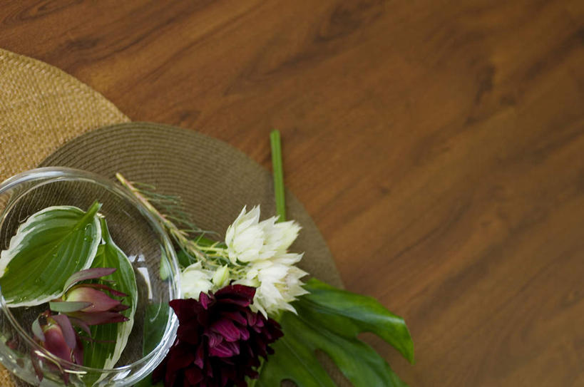 无人,横图,俯视,室内,白天,植物,地板,花瓶,叶子,许多,朦胧,模糊,盛开,大丽花,绿叶,地面,木地板,玻璃制品,花,花瓣,花朵,花卉,鲜花,玻璃瓶,瓶子,垫子,花蕊,嫩叶,菊花,大理花,大丽菊,富丽,大方,白鹤花,白玉簪,玉春棒,玉簪花,宽和,恬静,叶,叶片,彩图,高角度拍摄