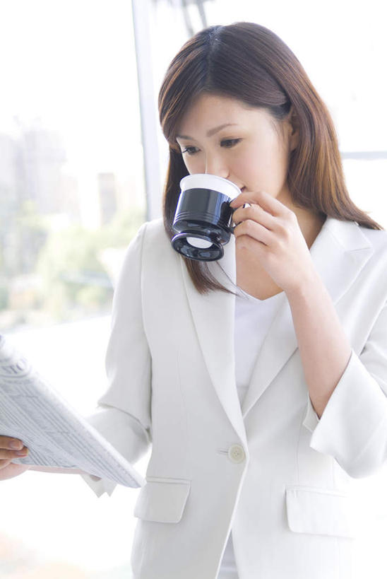 东方人,一个人,商务人士,商务女性,站,举,竖图,室内,白天,正面,美景,树林,植物,报纸,杯子,亚洲,仅一个年轻女性,仅一个女性,仅一个人,许多,握,套装,朦胧,模糊,信息,瓷器,景观,咖啡杯,陶瓷制品,拿,拿着,注视,黄种人,树,树木,蓝色,绿色,蓝天,天空,自然,天,观察,看,托,站着,景色,握着,生长,晴朗,成长,观看,新闻,察看,关注,自然风光,瓷杯,商务装,工薪阶层,万里无云,年轻女性,女人,女性,亚洲人,白领,上班族,晴空,晴空万里,举起,举手,举着,向上举,向上伸,向上托,站立,半身,彩图,报刊