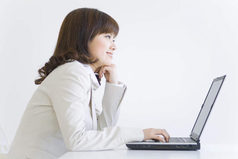 东方人,一个人,商务人士,商务女性,坐,举,横图,室内,白天,白色背景,侧面,电脑,笔记本电脑,桌子,亚洲,仅一个年轻女性,仅一个女性,仅一个人,撑,敲打,套装,网络,托腮,注视,黄种人,输入,通讯设备,打字,观察,看,托,摄影,影棚,观看,点击,敲击,察看,无线,关注,托下巴,通信设备,商务装,无线网络,无线上网,便携式电脑,工薪阶层,按键,手提电脑,年轻女性,女人,女性,亚洲人,白领,上班族,举起,举手,举着,向上举,向上伸,向上托,坐着,半身,彩图,影棚拍摄,拍摄