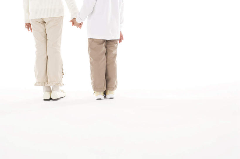 东方人,儿童,家庭,母亲,女儿,站,握手,横图,室内,白天,白色背景,纯洁,亚洲,服装,休闲装,黄种人,小孩,背面,衣服,站着,休闲,温暖,温馨,母女,一家人,休闲服,可爱,母爱,童年,童趣,摄影,服饰,影棚,和睦,童真,烂漫,无邪,天真,年轻女性,女孩,女人,女性,亚洲人,孩子,年轻人,搀手,拉手,手搀手,手拉手,手牵手,手握手,站立,半身,彩图,影棚拍摄,拍摄,融洽,女生