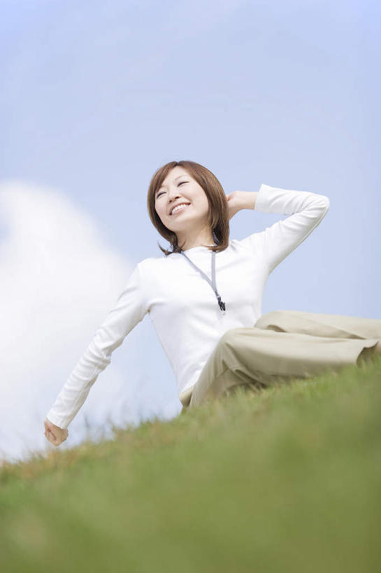 东方人,一个人,商务人士,商务女性,坐,举,笑,微笑,露齿笑,竖图,室外,白天,正面,旅游,度假,草地,草坪,植物,亚洲,仅一个年轻女性,仅一个女性,仅一个人,套装,云,云朵,云彩,注视,黄种人,娱乐,草,蓝色,绿色,白云,蓝天,天空,工作牌,工作证,天,观察,看,托,享受,休闲,放松,晴朗,观看,察看,关注,商务装,工薪阶层,年轻女性,女人,女性,亚洲人,白领,上班族,晴空,举起,举手,举着,向上举,向上伸,向上托,坐着,彩图,全身