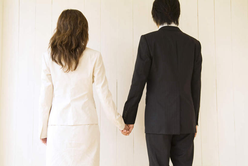 东方人,家庭,夫妻,商务人士,商务男性,商务女性,站,握手,横图,室内,白天,白色背景,衬衫,爱情,亚洲,套装,浪漫,黄种人,背面,站着,温暖,温馨,一家人,恩爱,恋人,摄影,影棚,和睦,关爱,商务装,工薪阶层,男人,男性,年轻男性,年轻女性,女人,女性,亚洲人,年轻人,夫妇,情侣,白领,上班族,搀手,拉手,手搀手,手拉手,手牵手,手握手,站立,半身,彩图,影棚拍摄,衬衣,拍摄,伴侣,融洽