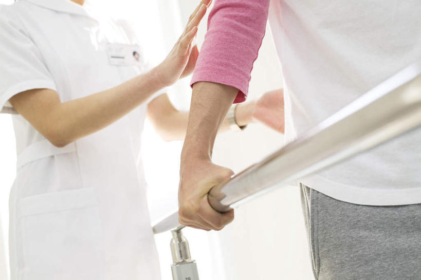 东方人,两个人,病人,护士,医院,栏杆,站,走,举,横图,室内,白天,正面,亚洲,握,围栏,拿,拿着,黄种人,护栏,复健,托,站着,搭,握着,白衣天使,搭着,医疗机构,男人,男性,年轻男性,年轻女性,女人,女性,亚洲人,患者,就医者,步行,举起,举手,举着,散步,向上举,向上伸,向上托,站立,走路,半身,彩图,病院,诊所