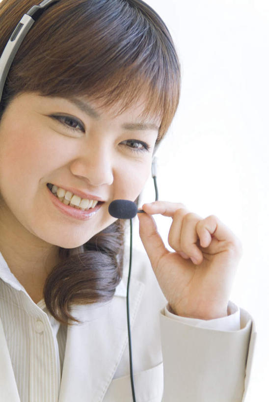 东方人,一个人,商务人士,商务女性,坐,举,笑,微笑,露齿笑,竖图,室内,白天,白色背景,正面,亚洲,仅一个年轻女性,仅一个女性,仅一个人,握,套装,拿,话务员,拿着,注视,黄种人,耳机,耳麦,话筒,观察,看,托,握着,摄影,影棚,观看,察看,麦克风,关注,商务装,工薪阶层,客服人员,电话销售,年轻女性,女人,女性,亚洲人,白领,接线员,上班族,举起,举手,举着,向上举,向上伸,向上托,坐着,半身,彩图,影棚拍摄,拍摄