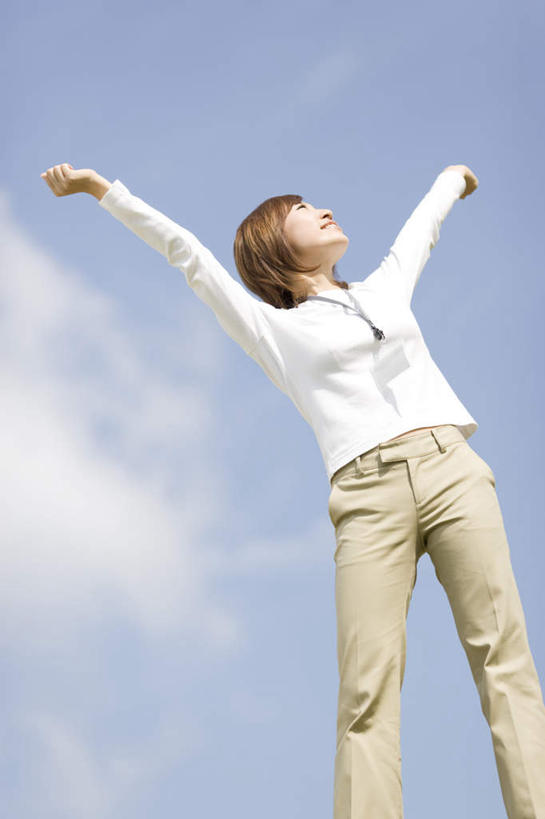 东方人,一个人,站,举,竖图,室外,白天,仰视,旅游,度假,亚洲,仅一个年轻女性,仅一个女性,仅一个人,云,云朵,云彩,注视,黄种人,娱乐,蓝色,白云,蓝天,天空,天,观察,看,托,站着,享受,休闲,放松,晴朗,观看,察看,关注,年轻女性,女人,女性,亚洲人,晴空,举起,举手,举着,抬头,向上举,向上伸,向上托,仰头,站立,半身,彩图,低角度拍摄