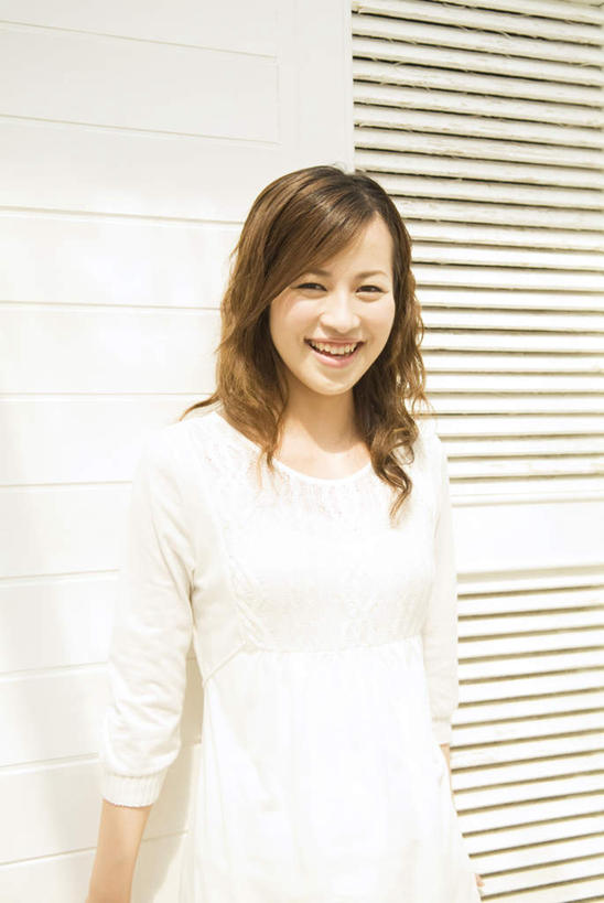 东方人,站,笑,微笑,露齿笑,竖图,室内,白天,正面,窗户,亚洲,阴影,反射,影子,百叶窗,墙,注视,黄种人,墙壁,墙面,观察,看,站着,观看,察看,关注,亚洲人,站立,半身,彩图