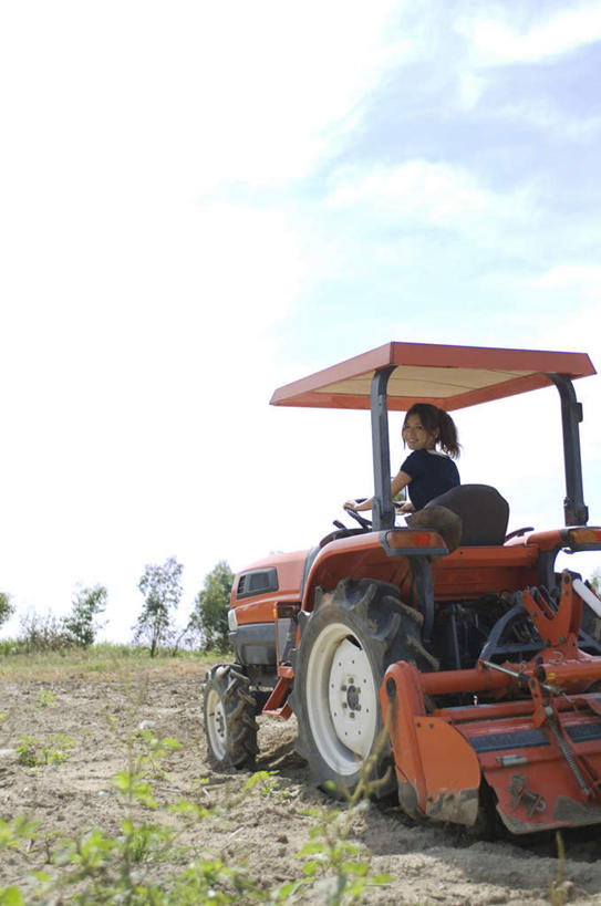 东方人,一个人,坐,笑,微笑,竖图,室外,白天,农业,草地,植物,汽车,亚洲,仅一个年轻女性,仅一个女性,仅一个人,开,泥土,云,云朵,云彩,注视,黄种人,车,草,背面,蓝色,绿色,白云,蓝天,天空,交通工具,天,观察,看,机械,晴朗,观看,察看,关注,载具,拖拉机,交通运输,农用机械,年轻女性,女人,女性,亚洲人,晴空,坐着,半身,彩图