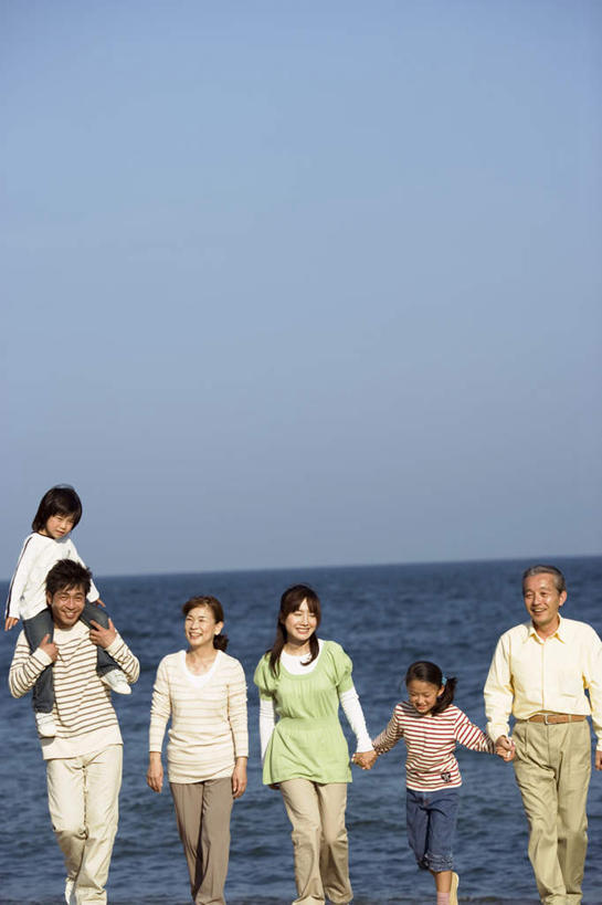 东方人,儿童,老年人,夫妻,母亲,父亲,女儿,祖母,祖父,三代同堂,走,握手,笑,微笑,露齿笑,竖图,室外,白天,正面,爱情,纯洁,海浪,海洋,沙滩,亚洲,沙子,海岸,浪花,沙地,浪漫,黄种人,祖孙三代,小孩,骑,蓝色,蓝天,天空,海水,天,扛,温暖,温馨,父女,母女,恩爱,父爱,可爱,母爱,童年,童趣,恋人,晴朗,奶奶,爷爷,祖孙,和睦,关爱,亲情,海景,童真,烂漫,无邪,外婆,外孙女,外祖母,外公,外祖父,万里无云,扛在肩上,骑在肩上,天真,老年男性,老年女性,男人,男性,年轻男性,年轻女性,女孩,女人,女性,亚洲人,孩子,年轻人,夫妇,情侣,全家福,孙女,大海,风浪,海,海水的波动,海滩,近岸浪,涌浪,晴空,晴空万里,步行,搀手,拉手,散步,手搀手,手拉手,手牵手,手握手,走路,半身,彩图,伴侣,融洽,女生,爸爸,多代同堂,妈妈