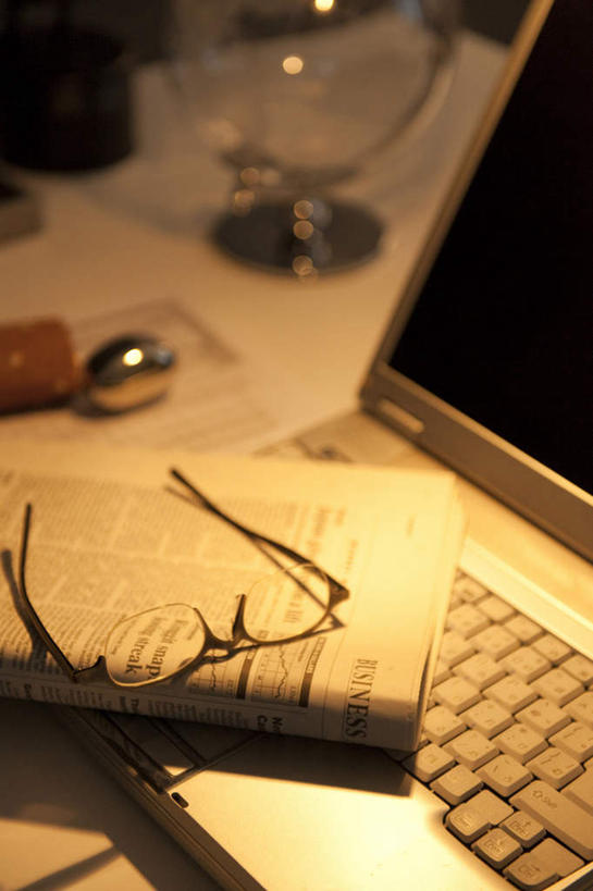 东方人,无人,竖图,俯视,室内,白天,电脑,笔记本电脑,桌子,报纸,杯子,亚洲,阴影,光线,网络,信息,高脚杯,眼镜,影子,灯光,红酒杯,黄种人,通讯设备,玻璃制品,酒杯,新闻,无线,通信设备,无线网络,近视眼镜,无线上网,便携式电脑,手提电脑,亚洲人,玻璃杯,彩图,高角度拍摄,报刊