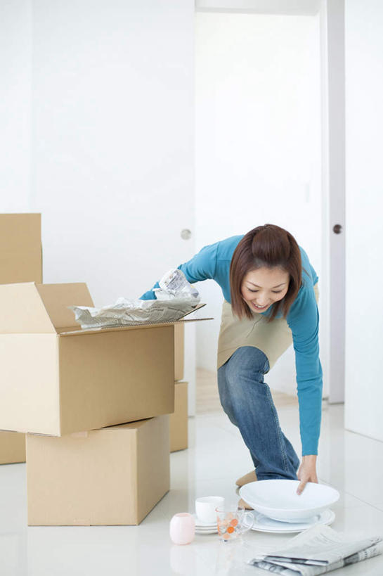 东方人,一个人,站,竖图,室内,白天,正面,门,杯子,餐具,亚洲,仅一个年轻女性,仅一个女性,仅一个人,许多,弯腰,握,包装,碟子,盘,纸箱,墙,拿,拿着,黄种人,墙壁,墙面,玻璃制品,盘子,容器,水杯,箱子,碟,门框,站着,握着,整理,纸板箱,包装箱,弯身,年轻女性,女人,女性,亚洲人,玻璃杯,站立,彩图,全身