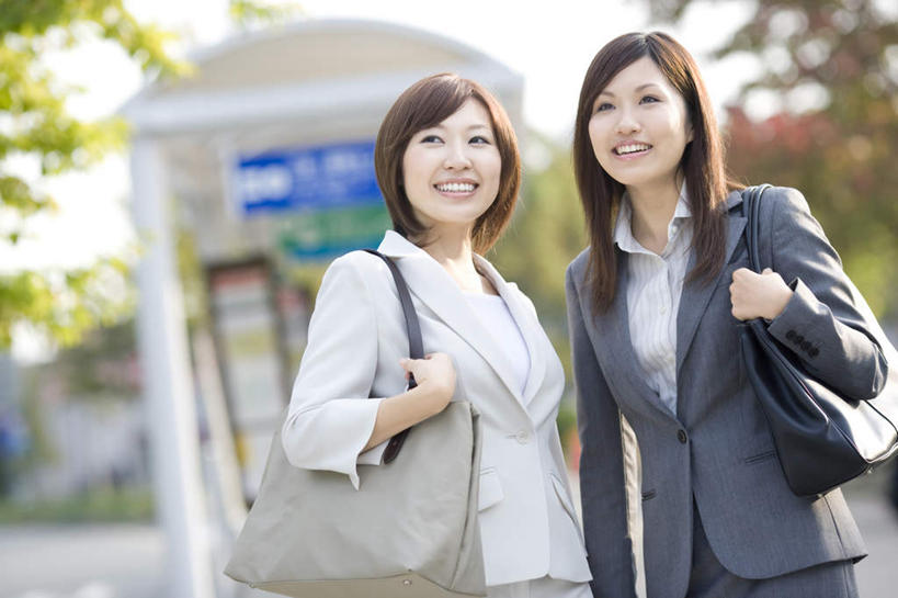 东方人,两个人,商务人士,商务女性,站,举,笑,微笑,露齿笑,横图,室外,白天,正面,旅游,度假,美景,树林,植物,亚洲,许多,握,阴影,套装,光线,包,皮包,影子,景观,拿,拿着,注视,黄种人,娱乐,电话亭,树,树木,蓝色,绿色,蓝天,天空,阳光,自然,天,观察,看,托,站着,享受,休闲,景色,放松,握着,生长,晴朗,成长,观看,单肩包,察看,关注,自然风光,商务装,工薪阶层,万里无云,男人,男性,年轻男性,年轻女性,女人,女性,亚洲人,白领,上班族,晴空,晴空万里,举起,举手,举着,向上举,向上伸,向上托,站立,半身,彩图