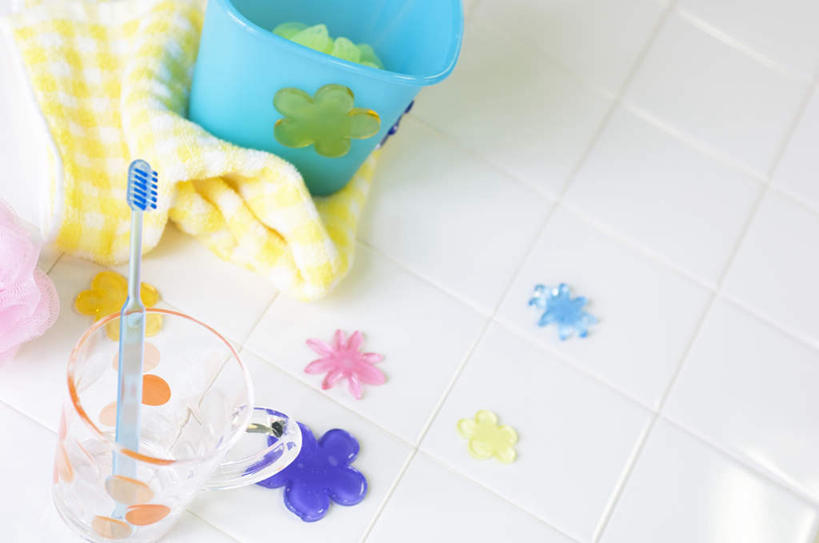 东方人,无人,横图,俯视,室内,白天,杯子,亚洲,装饰,瓷砖,地砖,牙刷,地面,黄种人,玻璃制品,装饰品,水杯,毛巾,洗漱用品,华丽,修饰,点缀,衬托,美观,雅致,雅观,亚洲人,玻璃杯,彩图,高角度拍摄