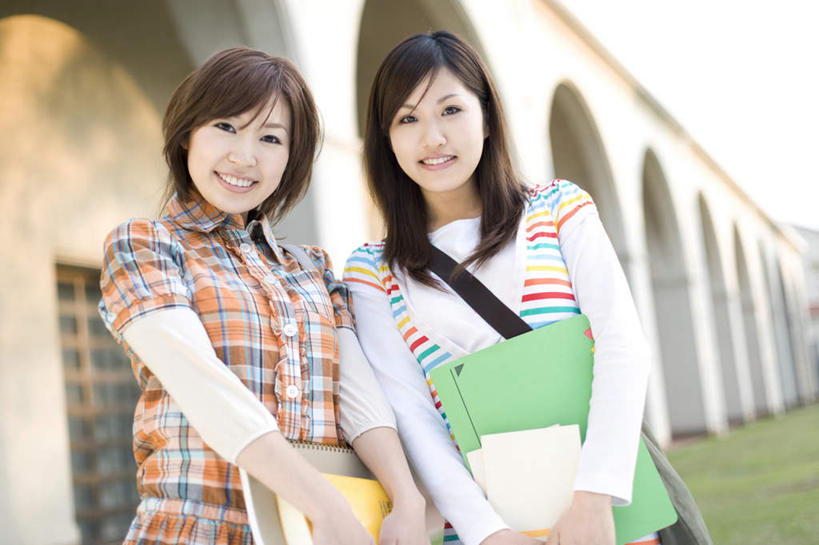 东方人,两个人,伙伴,朋友,家,站,捧,笑,微笑,露齿笑,横图,室外,白天,正面,旅游,度假,友谊,草地,草坪,植物,书籍,亚洲,握,包,皮包,房屋,屋子,拿,拿着,注视,黄种人,娱乐,楼房,住宅,草,蓝色,绿色,蓝天,天空,天,观察,看,站着,享受,休闲,同学,放松,握着,晴朗,观看,单肩包,察看,校友,关注,万里无云,同窗,学友,友情,年轻女性,女人,女性,亚洲人,书,图书,晴空,晴空万里,端,端着,捧着,手捧,站立,半身,彩图,房子