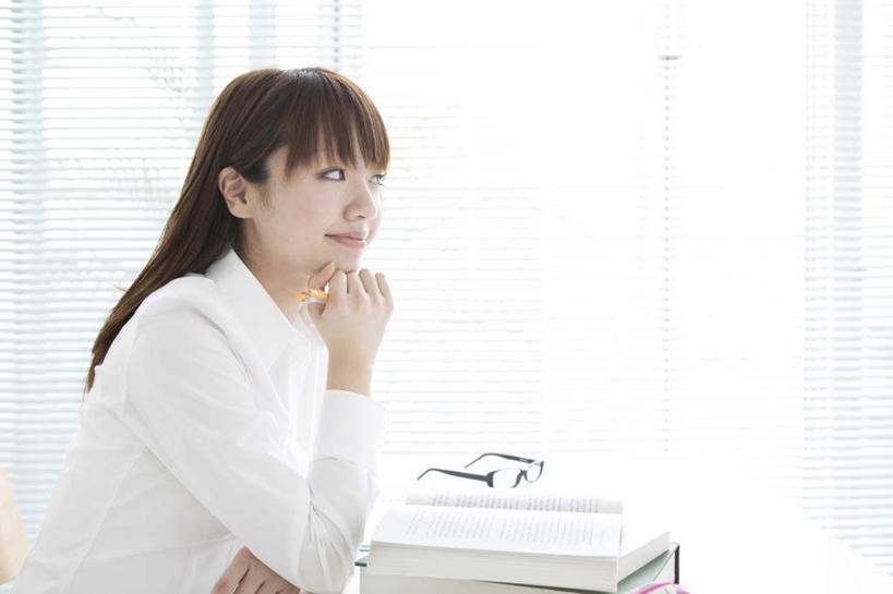 东方人,一个人,坐,举,笑,微笑,横图,室内,白天,侧面,窗户,书籍,亚洲,仅一个年轻女性,仅一个女性,仅一个人,笔,眼镜,百叶窗,办公用品,注视,黄种人,文具,学习用品,观察,看,托,观看,文具用品,察看,关注,近视眼镜,年轻女性,女人,女性,亚洲人,书,图书,举起,举手,举着,向上举,向上伸,向上托,坐着,半身,彩图