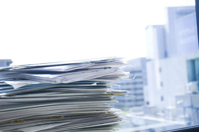 无人,高楼大厦,横图,室内,白天,正面,度假,阅读,美景,窗户,落地窗,城市风光,标志建筑,城市,大厦,地标,建筑,摩天大楼,报纸,杂志,书籍,一堆,学习,堆叠,堆积,信息,景观,娱乐,建设,玻璃窗,蓝色,蓝天,天空,天,看,享受,休闲,景色,放松,读书,浏览,晴朗,堆,新闻,万里无云,书,图书,晴空,晴空万里,彩图,大楼,高层建筑,高楼,摩天楼,报刊