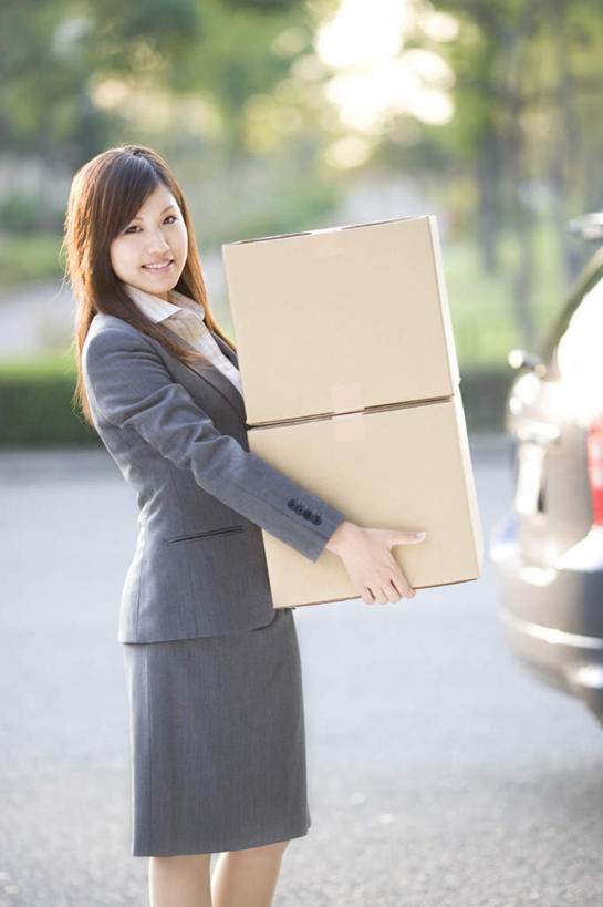 东方人,一个人,商务人士,商务女性,站,捧,笑,微笑,露齿笑,竖图,室外,白天,侧面,美景,树林,植物,汽车,亚洲,仅一个年轻女性,仅一个女性,仅一个人,许多,握,套装,拉杆箱,旅行箱,景观,拿,拿着,注视,黄种人,车,树,树木,绿色,自然,行李箱,箱子,交通工具,轿车,观察,看,站着,景色,握着,生长,成长,观看,出差,察看,关注,自然风光,载具,商务装,工薪阶层,年轻女性,女人,女性,亚洲人,白领,上班族,端,端着,捧着,手捧,站立,半身,彩图,旅行