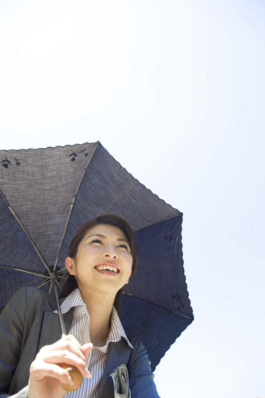 东方人,一个人,商务人士,商务女性,举,笑,微笑,露齿笑,竖图,室外,白天,仰视,旅游,度假,亚洲,仅一个年轻女性,仅一个女性,仅一个人,握,套装,伞,雨伞,遮阳伞,拿,拿着,注视,黄种人,娱乐,阳伞,蓝色,蓝天,天空,天,看,托,享受,休闲,放松,握着,晴朗,关注,商务装,工薪阶层,万里无云,年轻女性,女人,女性,亚洲人,白领,上班族,晴空,晴空万里,举起,举手,举着,抬头,向上举,向上伸,向上托,仰头,半身,彩图,低角度拍摄