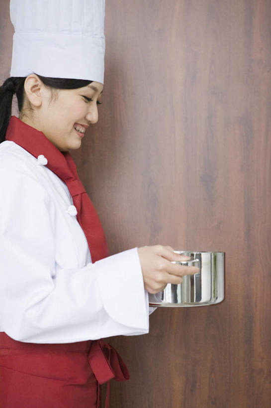 东方人,一个人,厨师,站,笑,微笑,露齿笑,竖图,室内,白天,侧面,门,餐具,帽子,亚洲,仅一个年轻女性,仅一个女性,仅一个人,握,拿,拿着,注视,黄种人,锅,一个,门框,观察,看,站着,握着,单个,观看,察看,关注,厨师帽,年轻女性,女人,女性,亚洲人,厨师长,厨子,大厨,主厨,进餐用具,烹调用具,站立,半身,彩图