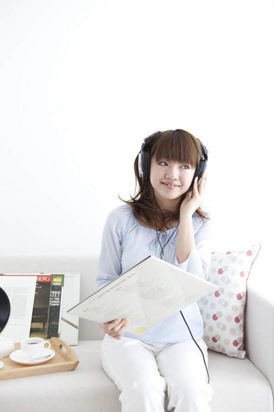 东方人,一个人,坐,举,笑,微笑,露齿笑,竖图,室内,白天,正面,快乐,满意,幸福,沙发,杯子,托盘,亚洲,仅一个年轻女性,仅一个女性,仅一个人,握,材料,瓷器,档案,文件,墙,咖啡杯,陶瓷制品,音响,音乐,拿,拿着,黄种人,娱乐,墙壁,墙面,耳机,资料,托,享受,休闲,放松,握着,舒适,享乐,文档,瓷杯,布艺沙发,年轻女性,女人,女性,亚洲人,举起,举手,举着,向上举,向上伸,向上托,坐着,半身,彩图