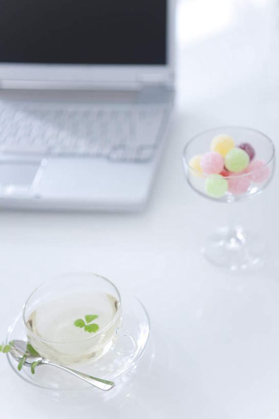 无人,竖图,俯视,室内,白天,幸福,电脑,笔记本电脑,茶,桌子,杯子,网络,茶叶,食品,糖,糖果,甜点,甜品,软糖,娱乐,通讯设备,玻璃制品,食物,水杯,甜食,享受,休闲,温馨,放松,乐趣,提神,无线,舒适,醒脑,通信设备,无线网络,无线上网,便携式电脑,手提电脑,玻璃杯,彩图,高角度拍摄