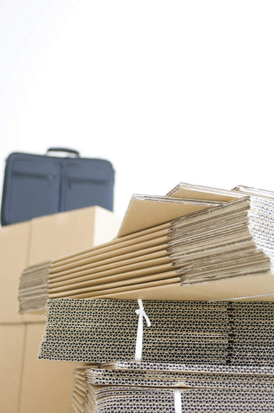 无人,竖图,室内,白天,正面,桌面,一堆,许多,阴影,堆叠,堆积,光线,包,包装,公文包,影子,纸箱,墙,墙壁,墙面,阳光,容器,箱子,叠加,公事包,堆,纸板箱,包装箱,彩图