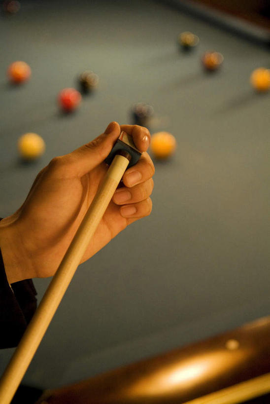 东方人,手,一个人,竖图,俯视,室内,特写,白天,旅游,度假,台球,亚洲,仅一个男性,仅一个人,握,撞球,朦胧,模糊,球杆,拿,拿着,黄种人,娱乐,运动器械,彩球,仅一个年轻男性,享受,休闲,手部,健身器械,放松,握着,台球桌,健身器材,斯诺克,斯诺克球,斯诺克台球,桌球,男人,男性,年轻男性,亚洲人,半身,彩图,高角度拍摄,运动器材