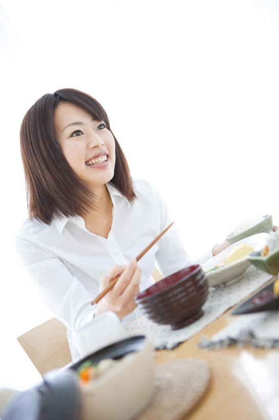 东方人,一个人,坐,举,笑,微笑,露齿笑,竖图,室内,白天,白色背景,正面,烹饪,筷子,桌子,餐具,亚洲,仅一个年轻女性,仅一个女性,仅一个人,日本料理,料理,食品,注视,黄种人,菜肴,美食,食物,碗,日式料理,观察,看,托,日式,摄影,佳肴,影棚,观看,察看,关注,年轻女性,女人,女性,亚洲人,进餐用具,烹调用具,举起,举手,举着,向上举,向上伸,向上托,坐着,半身,彩图,影棚拍摄,拍摄