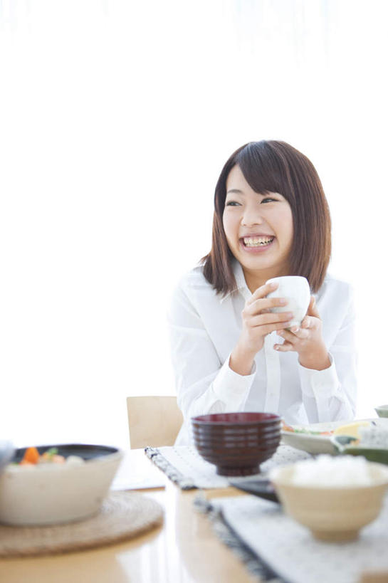 东方人,一个人,坐,举,笑,微笑,露齿笑,竖图,室内,白天,白色背景,正面,烹饪,筷子,桌子,餐具,亚洲,仅一个年轻女性,仅一个女性,仅一个人,日本料理,料理,食品,注视,黄种人,菜肴,美食,食物,碗,日式料理,观察,看,托,日式,摄影,佳肴,影棚,观看,察看,关注,年轻女性,女人,女性,亚洲人,进餐用具,烹调用具,举起,举手,举着,向上举,向上伸,向上托,坐着,半身,彩图,影棚拍摄,拍摄