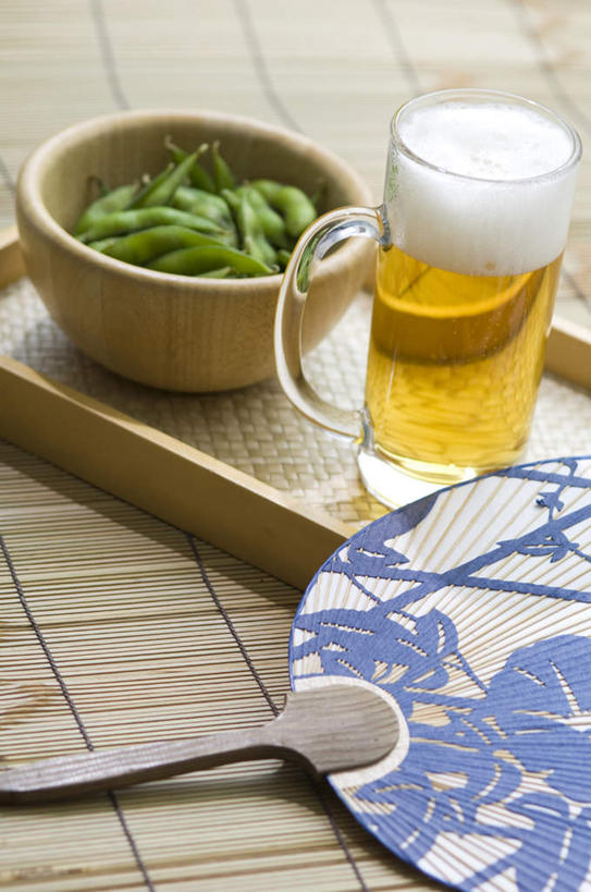 无人,竖图,俯视,室内,白天,植物,豆,大豆,蔬菜,杯子,托盘,一堆,堆叠,堆积,新鲜,扇子,席子,豆类,豆子,毛豆,食品,清凉,凉爽,文化,玻璃制品,食物,酒杯,啤酒杯,垫子,有机食品,绿色食品,堆,豆科,枝豆,玻璃杯,黄豆,彩图,高角度拍摄,传统文化