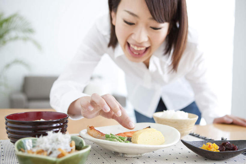 东方人,一个人,站,笑,微笑,露齿笑,横图,室内,白天,白色背景,正面,烹饪,植物,沙发,桌子,餐具,亚洲,仅一个年轻女性,仅一个女性,仅一个人,朦胧,模糊,布料,盆栽,墙,日本料理,料理,食品,盆景,布纹,注视,黄种人,菜肴,美食,墙壁,墙面,桌布,食物,绿色,自然,餐巾,台布,碗,日式料理,观察,看,站着,日式,抓,摄影,佳肴,影棚,生长,成长,观看,察看,关注,布艺沙发,年轻女性,女人,女性,亚洲人,进餐用具,烹调用具,站立,半身,彩图,影棚拍摄,拍摄